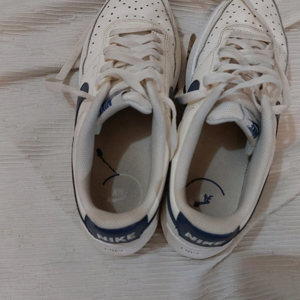 Nike Women's Sneakers in Cream and Navy - Picture 12 of 16